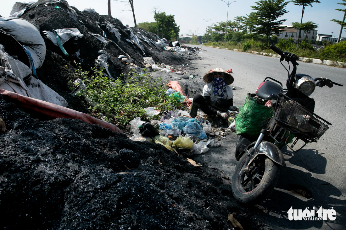 Xỉ thải nhôm chất thành đống trên đường vào Cụm công nghiệp làng nghề Mẫn Xá - Văn Môn