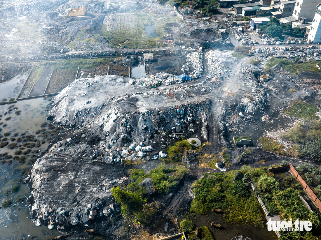Một bãi xỉ thải cạnh làng nghề tái chế nhôm nhìn từ trên cao
