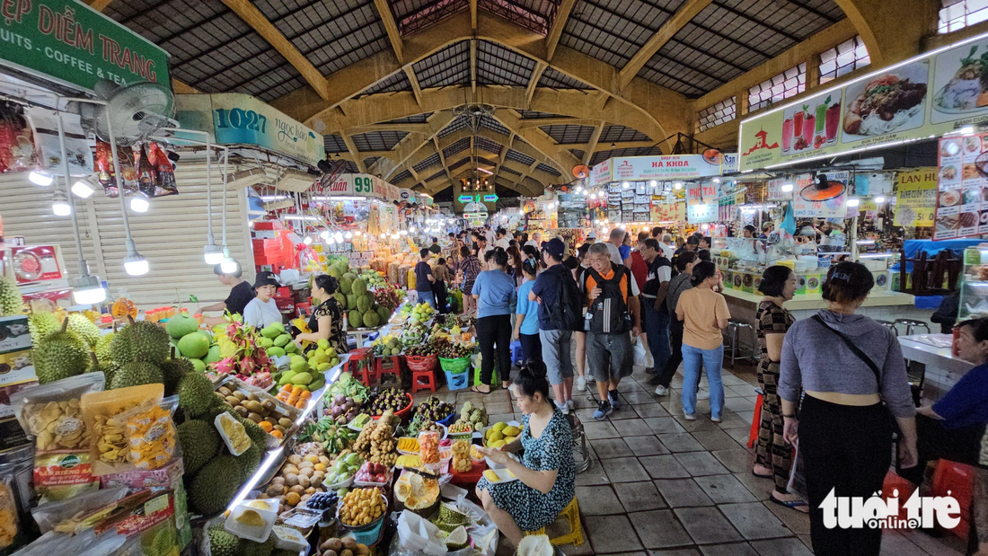 Dù lượng khách đến chợ Bến Thành tăng dần trở lại sau dịch nhưng sức mua còn yếu so với các năm trước - Ảnh: N.TRÍ