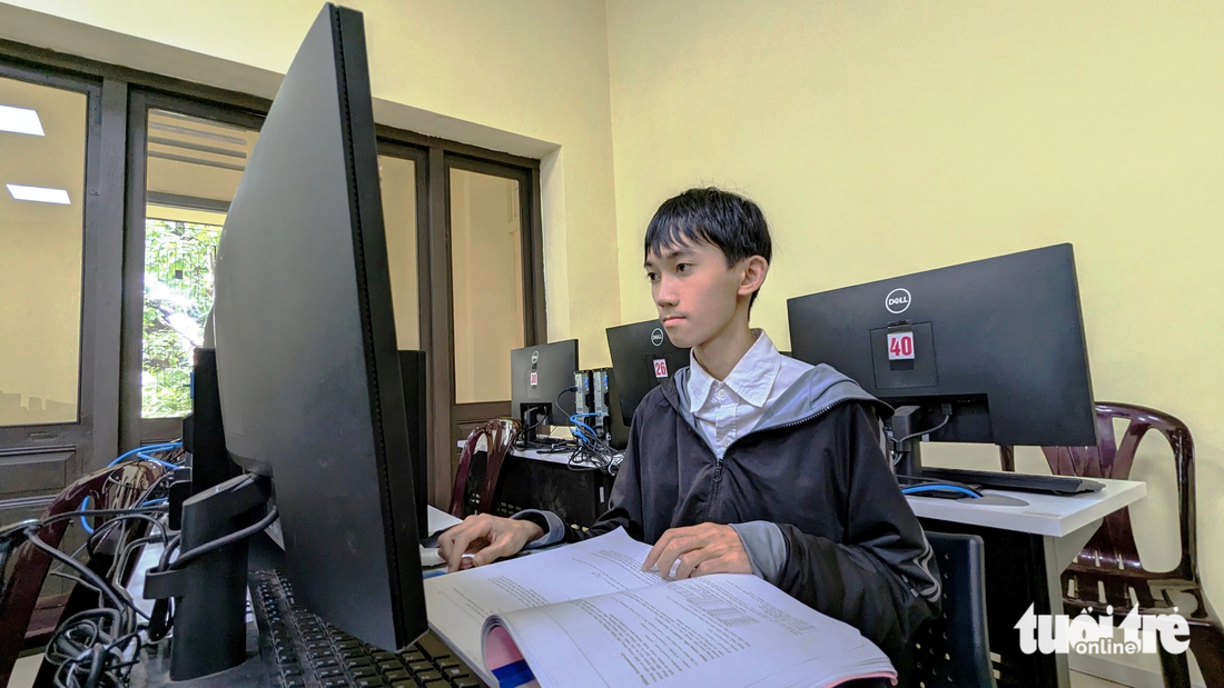 Sau bao nỗ lực, Huỳnh Văn Sinh đã chạm đến ước mơ trở thành tân sinh viên ngành công nghệ thông tin của Trường đại học Khoa học Huế - Ảnh: NHẬT LINH