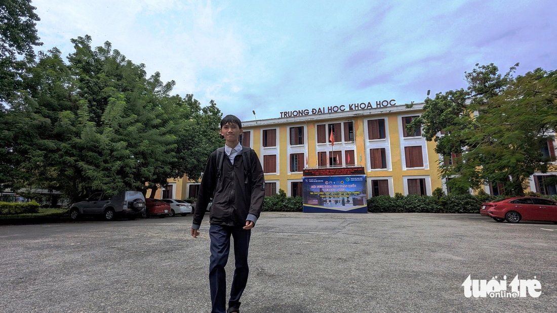 Hành trình trở thành một kỹ thuật viên công nghệ thông tin của Huỳnh Văn Sinh chỉ mới bắt đầu, bao khó khăn còn chờ đợi cậu sinh viên nghèo hiếu học trước mắt… - Ảnh: NHẬT LINH