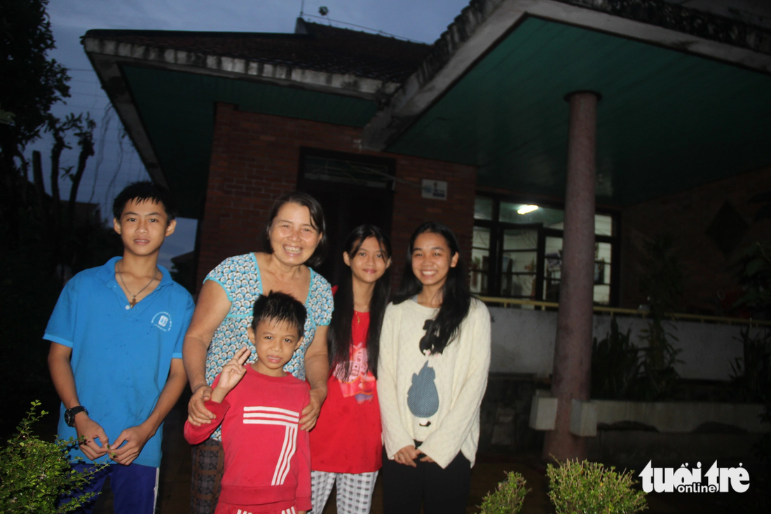 Chị em Chi cùng mẹ Phận ở nhà Hoa Thủy Tiên, Làng trẻ em SOS Đà Nẵng - Ảnh: TRƯỜNG TRUNG