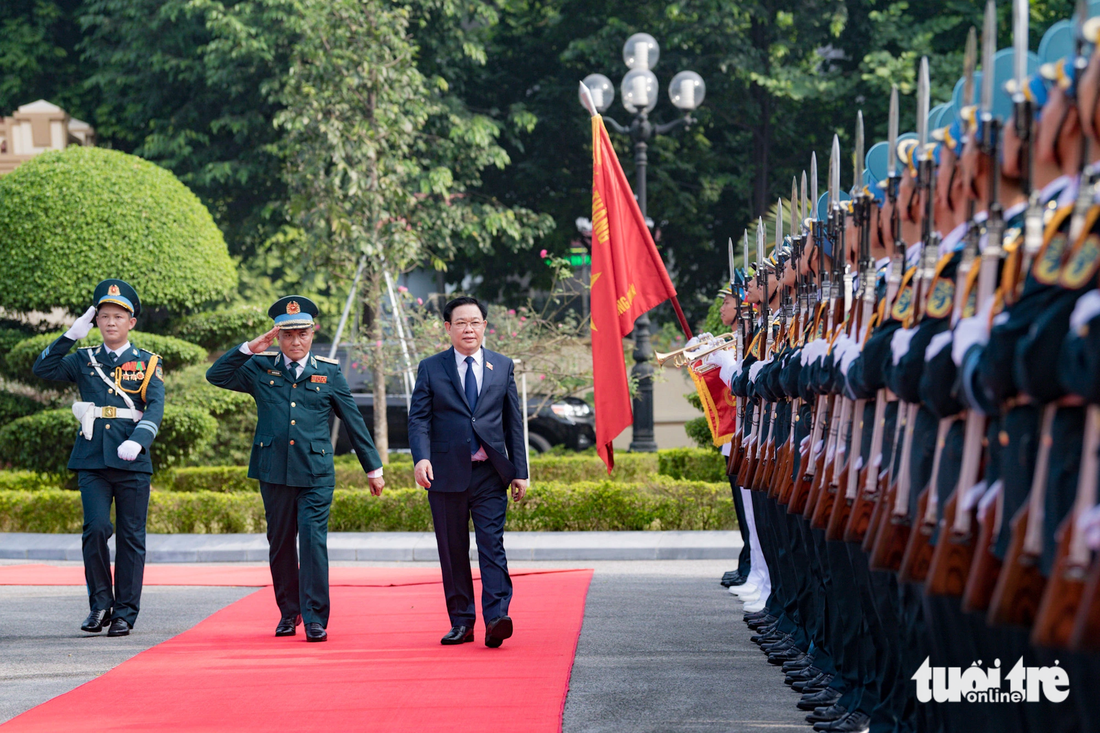 Chủ tịch Quốc hội Vương Đình Huệ duyệt đội danh dự lễ kỷ niệm 60 năm Ngày truyền thống Quân chủng Phòng không - Không quân