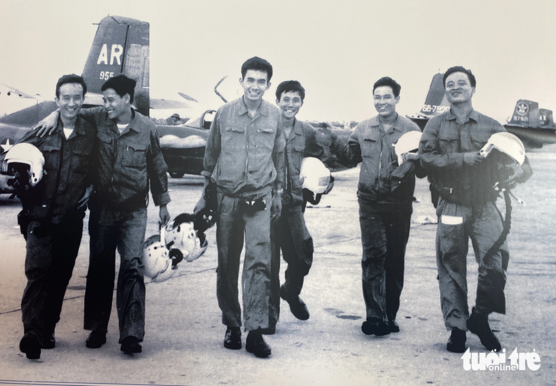 Phi đội Quyết Thắng sau trận ném bom sân bay Tân Sơn Nhất thắng lợi, chiều 28-4-1975 - Ảnh chụp lại