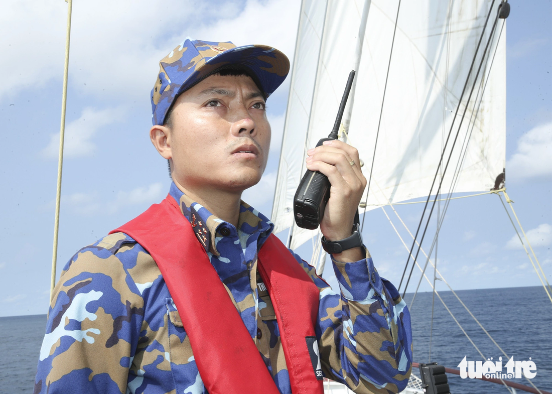 Đại úy Đoàn Tử Nguyên Ngọc, thuyền trưởng tàu Lê Quý Đôn, hạ lệnh cho toàn tàu chuẩn bị kéo buồm bằng khẩu lệnh (all hand for sail mannuouver).