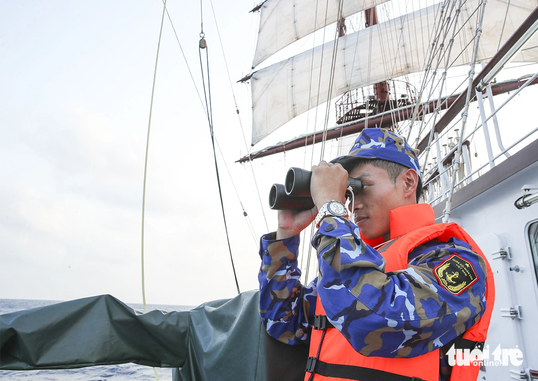 Thượng sĩ Nguyễn Thiện Tĩnh - Học viện Hải quân - quan sát phía mũi tàu.