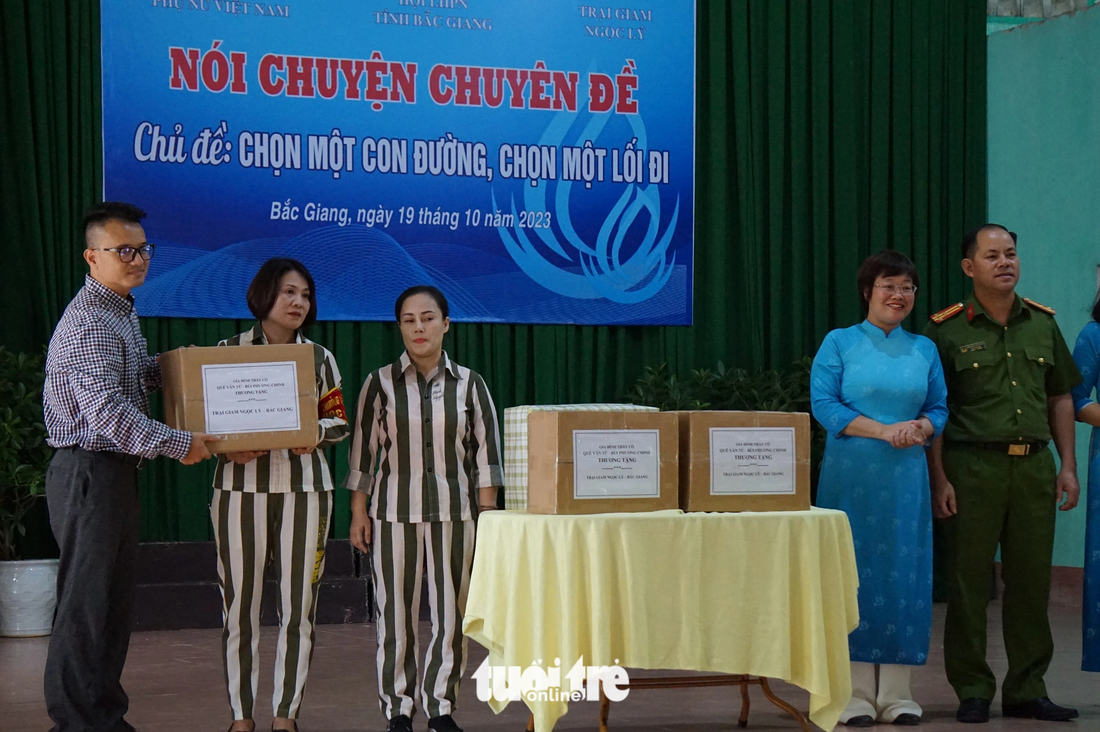 Tác giả Tô Giang (bìa trái) đại diện tặng sách cho Trại giam Ngọc Lý - nơi đã đưa sách vào từng phòng giam - Ảnh: T.ĐIỂU