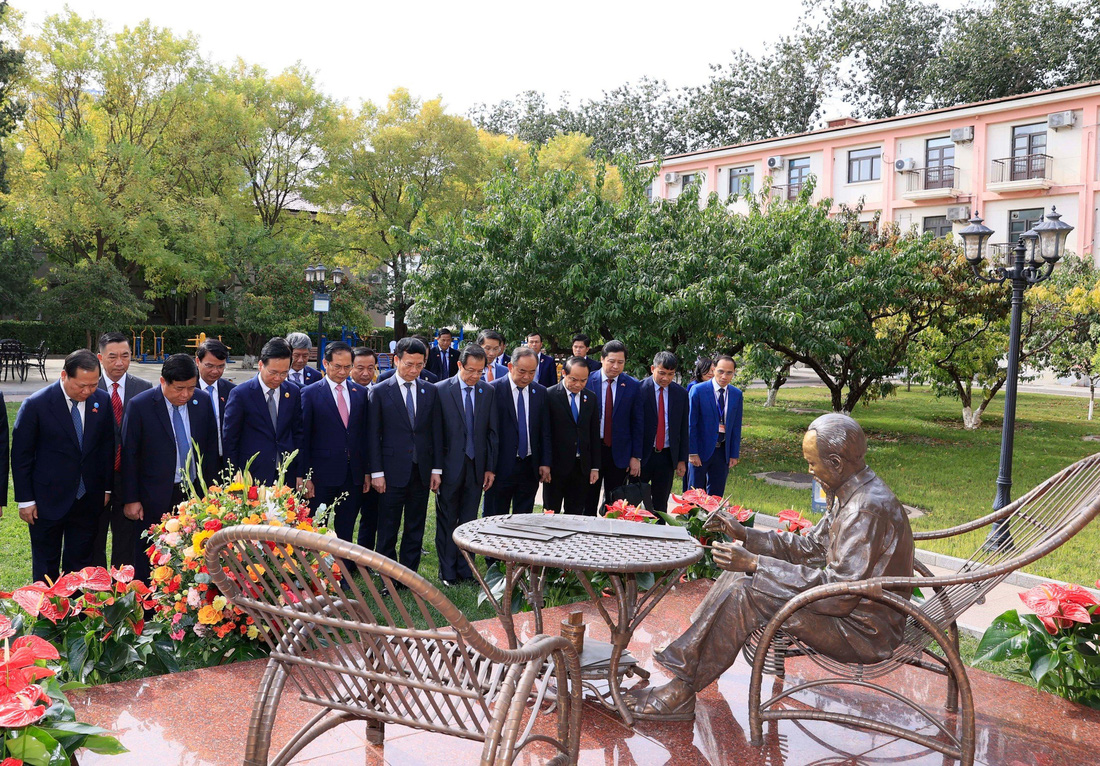 Chủ tịch nước Võ Văn Thưởng và đoàn đại biểu cấp cao Việt Nam đặt hoa tưởng nhớ Chủ tịch Hồ Chí Minh trong khuôn viên Đại sứ quán Việt Nam tại Trung Quốc - Ảnh: TTXVN