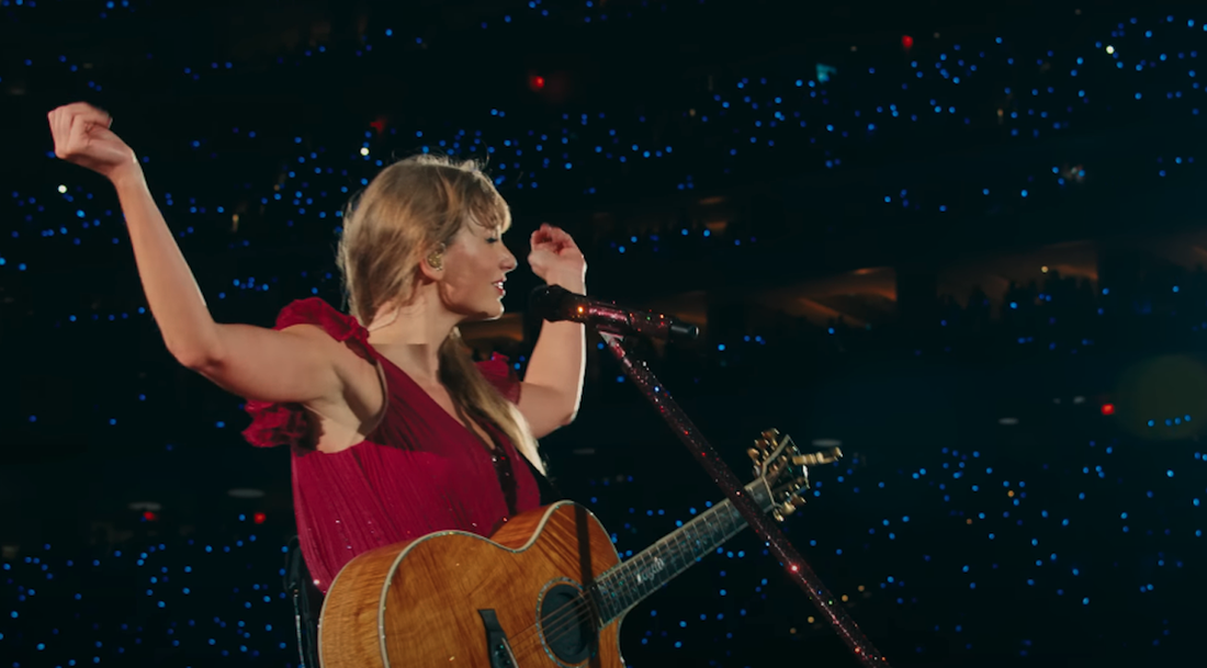 Taylor Swift trình diễn acoustic - Ảnh: Cinema Blend
