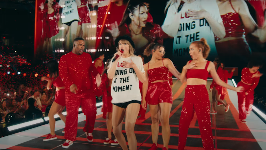 Các vũ công nhiệt tình hỗ trợ cho Taylor Swift - Ảnh: Cinema Blend
