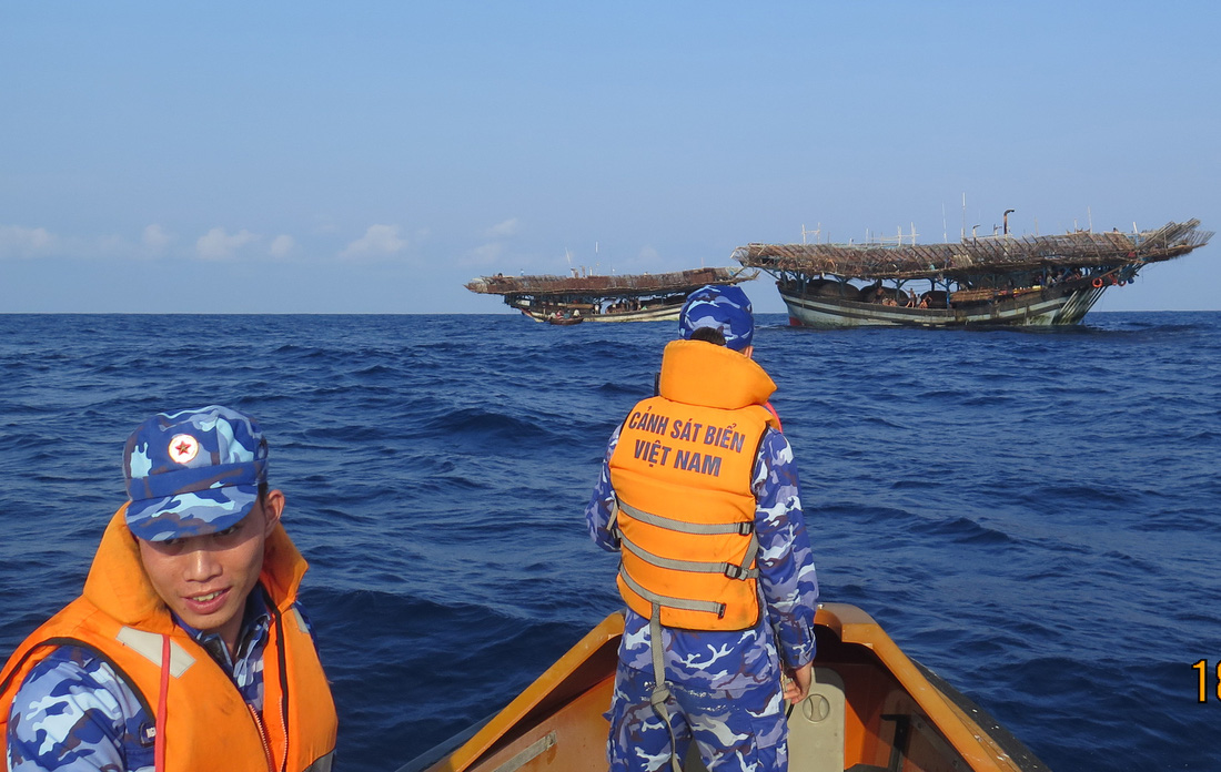 Tàu cảnh sát biển 8002 tiếp cận tàu có ngư dân được cứu sống - Ảnh: Cảnh sát biển