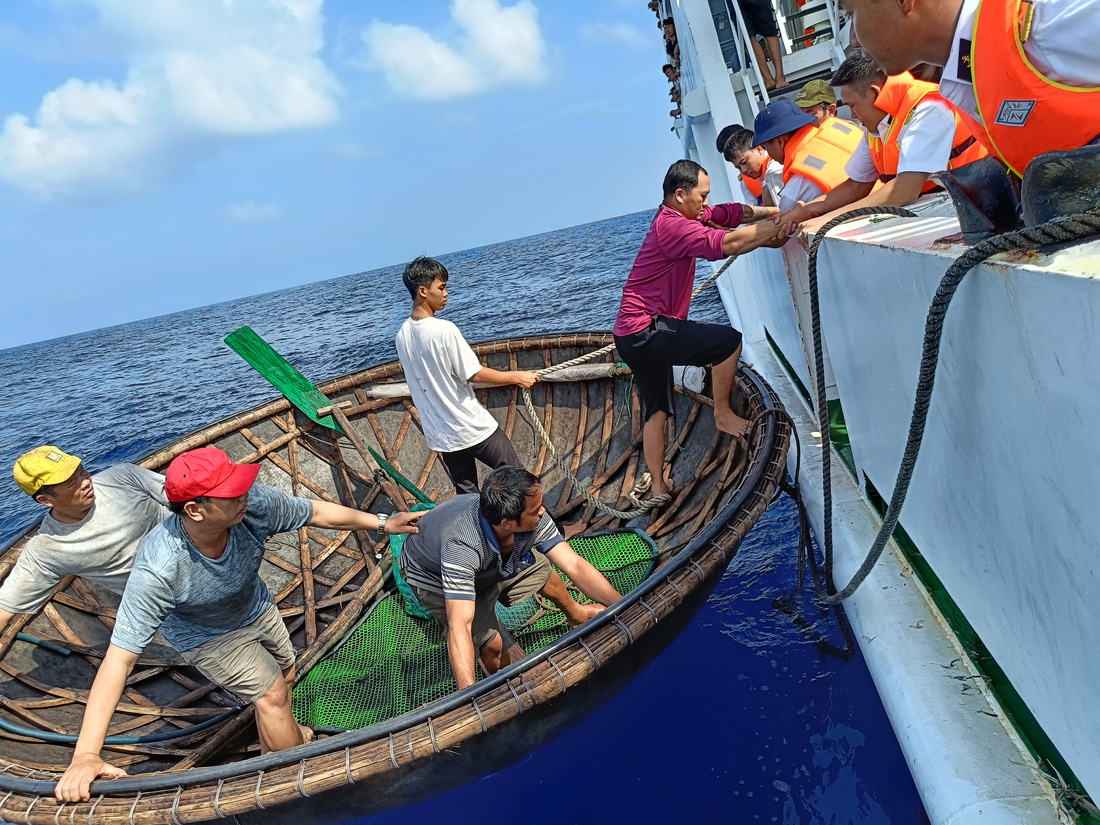 Các ngư dân lên tàu - Ảnh: Vùng 4 hải quân cung cấp