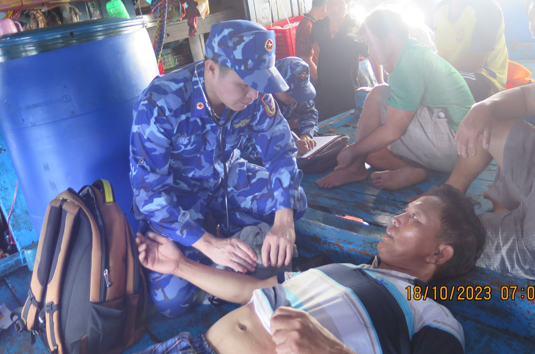 Các ngư dân được cảnh sát biển hỗ trợ y tế - Ảnh: Cảnh sát biển