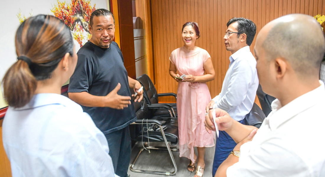 Đầu bếp Matsuo Tomoyuki trả lời thắc mắc của các chủ quán phở Việt Nam về kinh nghiệm chuẩn bị thực phẩm ở Nhật Bản - Ảnh: QUANG ĐỊNH