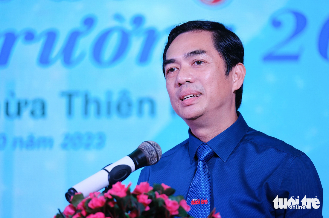 Nhà báo Nguyễn Khắc Cường, phó Tổng biên tập Báo Tuổi Trẻ, phát biểu tại lễ trao học bổng - Ảnh: TẤN LỰC