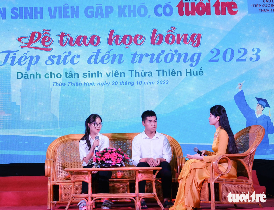 Tân sinh viên Nguyễn Nữ Kiều Oanh và Trần Văn Lộc chia sẻ về hoàn cảnh khó khăn và nỗ lực vượt lên số phận của mình - Ảnh: TẤN LỰC