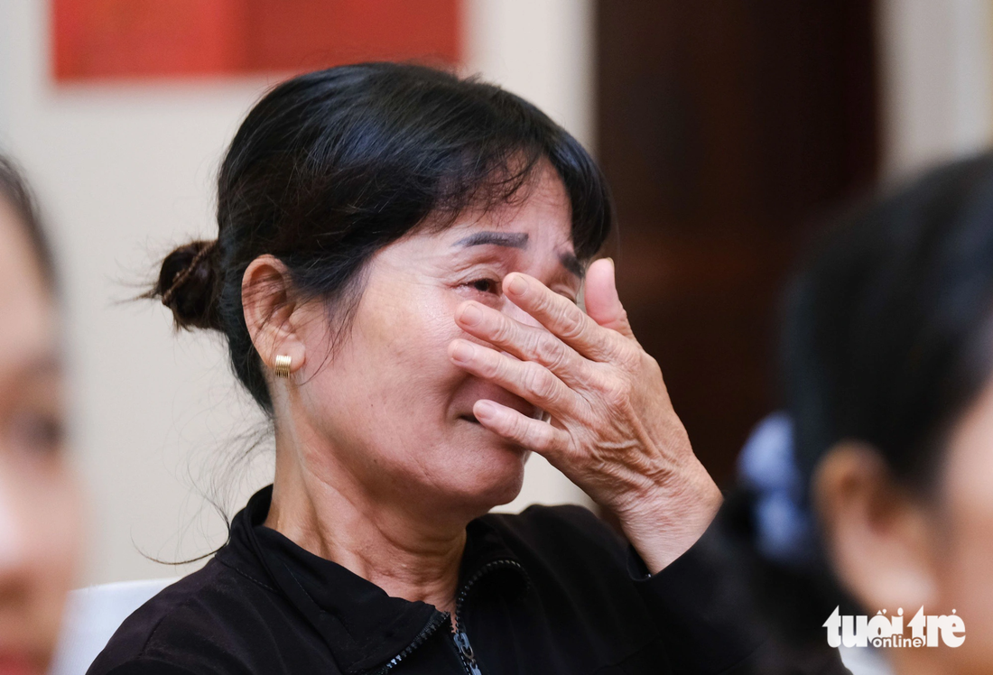 Bà Nguyễn Thị Thu Hồng, bà ngoại của tân sinh viên Trần Văn Lộc, không cầm được nước mắt khi xem phóng sự về cuộc sống khó khăn của 4 bà cháu - Ảnh: TẤN LỰC