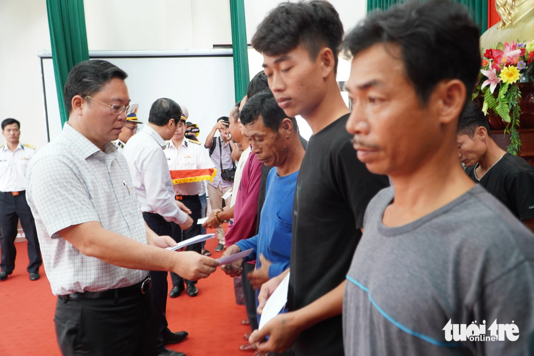 Ông Lê Trí Thanh, chủ tịch UBND tỉnh Quảng Nam, trao quà động viên ngư dân sống sót trở về - Ảnh: LÊ TRUNG