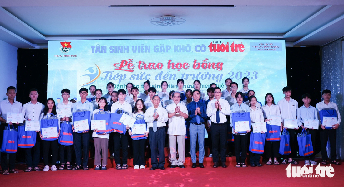 Tại điểm trao này có tổng số 72 tân sinh viên tỉnh Thừa Thiên - Huế và 14 tân sinh viên Quảng Ngãi được học bổng tiếp sức - Ảnh: TẤN LỰC