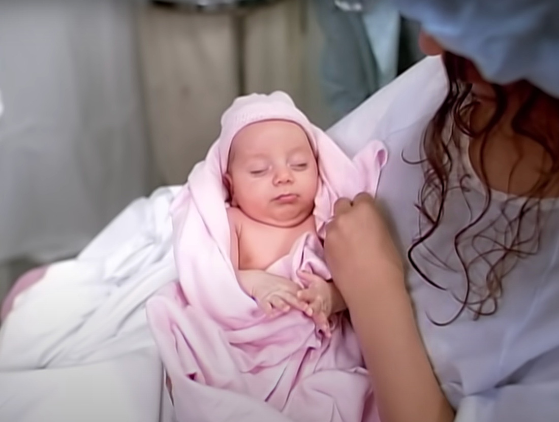 Hình ảnh em bé sơ sinh xuất hiện gần cuối MV Everytime của Britney Spears, trước đây được người hâm mộ suy đoán là ước muốn tái sinh của cô - Ảnh: Chụp màn hình