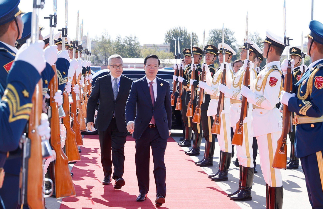 Đội danh dự quân đội Trung Quốc chào Chủ tịch nước Võ Văn Thưởng tại lễ tiễn ở sân bay Bắc Kinh - Ảnh: TTXVN