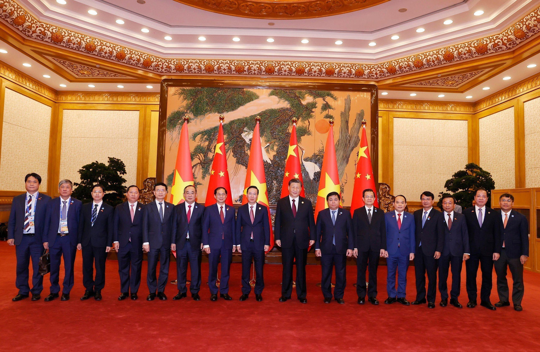 Chủ tịch nước Võ Văn Thưởng cùng Tổng bí thư, Chủ tịch nước Trung Quốc Tập Cận Bình và các quan chức chụp ảnh tại cuộc gặp - Ảnh: TTXVN