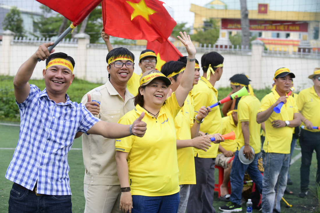 Người lao động đến cổ vũ Giải vô địch bóng đá công nhân toàn quốc tại Quảng Nam - Ảnh: QUANG ĐỊNH