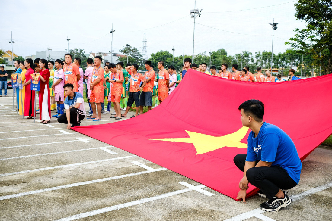 Nghi thức chào cờ trong lễ khai mạc giải - Ảnh: TẤN LỰC