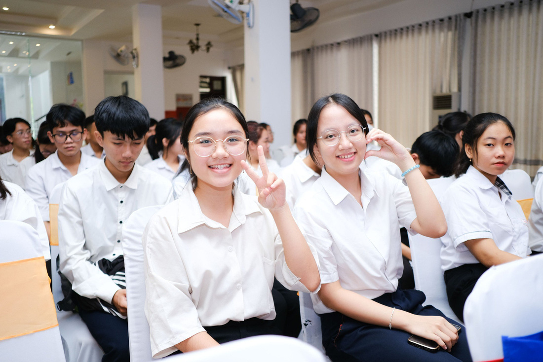 Hai tân sinh viên xứ Huế  Ngô Thảo Vân và Lê Hà Ngọc Hiếu háo hức chờ đón lễ trao học bổng Tiếp sức đến trường 2023 - Ảnh: TẤN LỰC