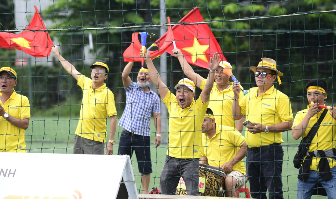 Người lao động công nhân đến cổ vũ giải đấu nhiệt tình, hứng khởi - Ảnh: QUANG ĐỊNH