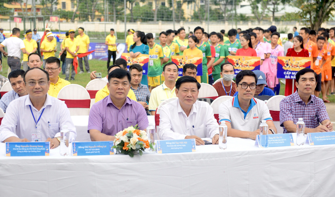 Các đại biểu tham dự lễ khai mạc giải sáng 20-10 tại Quảng Nam - Ảnh: QUANG ĐỊNH