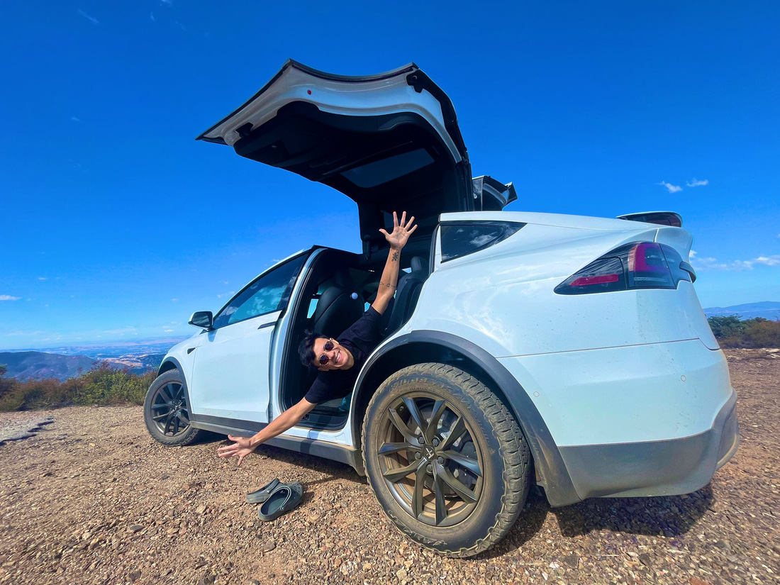 Sandro van Kuijck, người gốc Hà Lan sống ở Mỹ, đã từ bỏ cuộc sống bình thường để &quot;dọn&quot; vào ở trong chiếc xe điện Tesla Model X Long Range 2020. Trước đó, anh sống trong Tesla Model 3 - Ảnh: Sandro van Kuijck/X