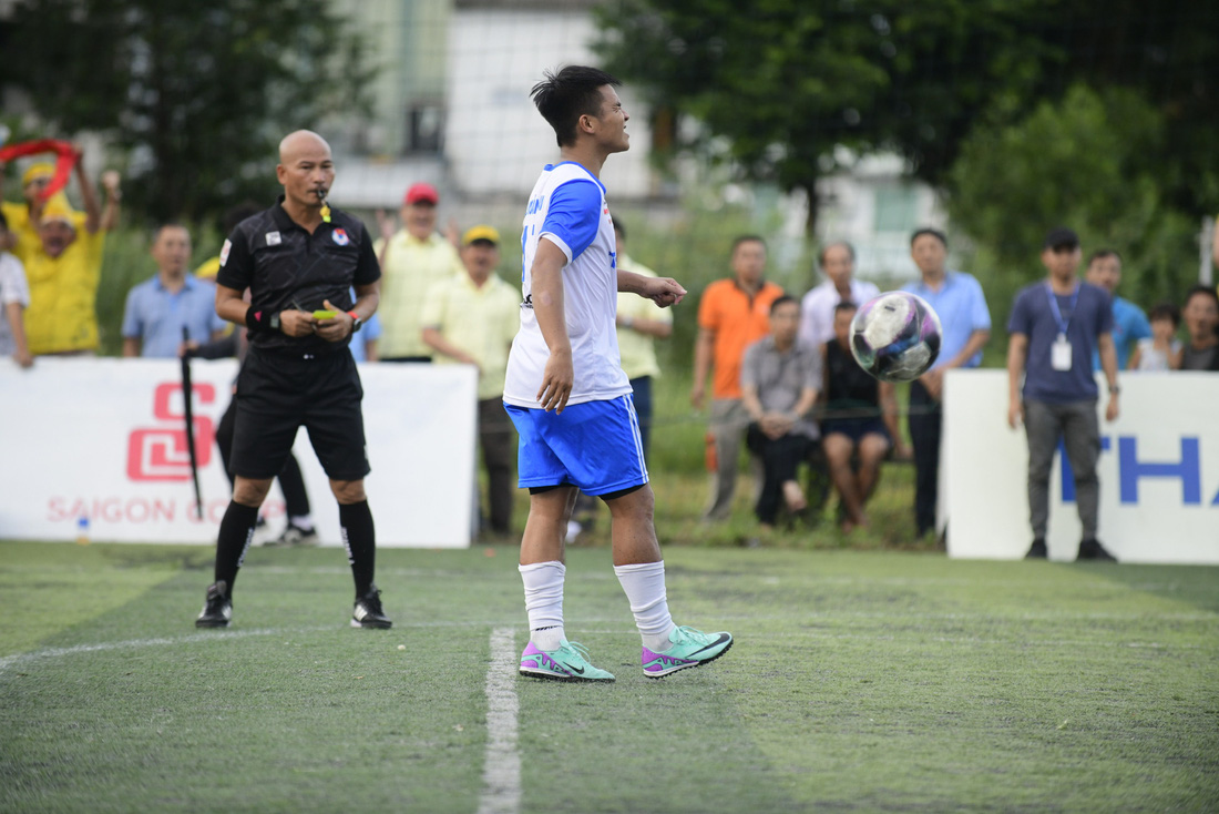 Tỉ số hòa 0-0 buộc hai đội phải bước vào loạt luân lưu. Ở ngay loạt sút đầu tiên, đội trưởng của Công đoàn Quảng Nam là Nguyễn Mai Hoài Nam đã sút hỏng - Ảnh: QUANG ĐỊNH