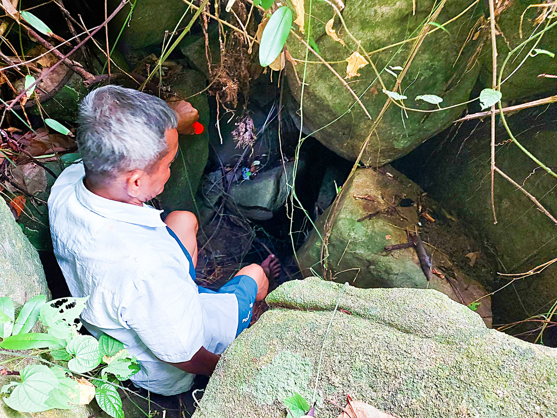 Nằm lưng chừng núi Ma Thiên Lãnh, cửa hang đá nhỏ xíu bằng một người chui được ông Luân phát hiện có mạch nước ngầm