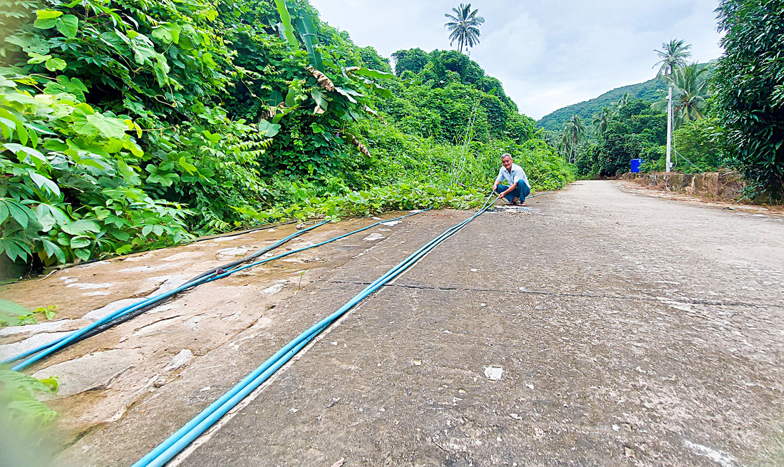 Những đường ống dẫn nước về cho bà con xứ đảo sử dụng