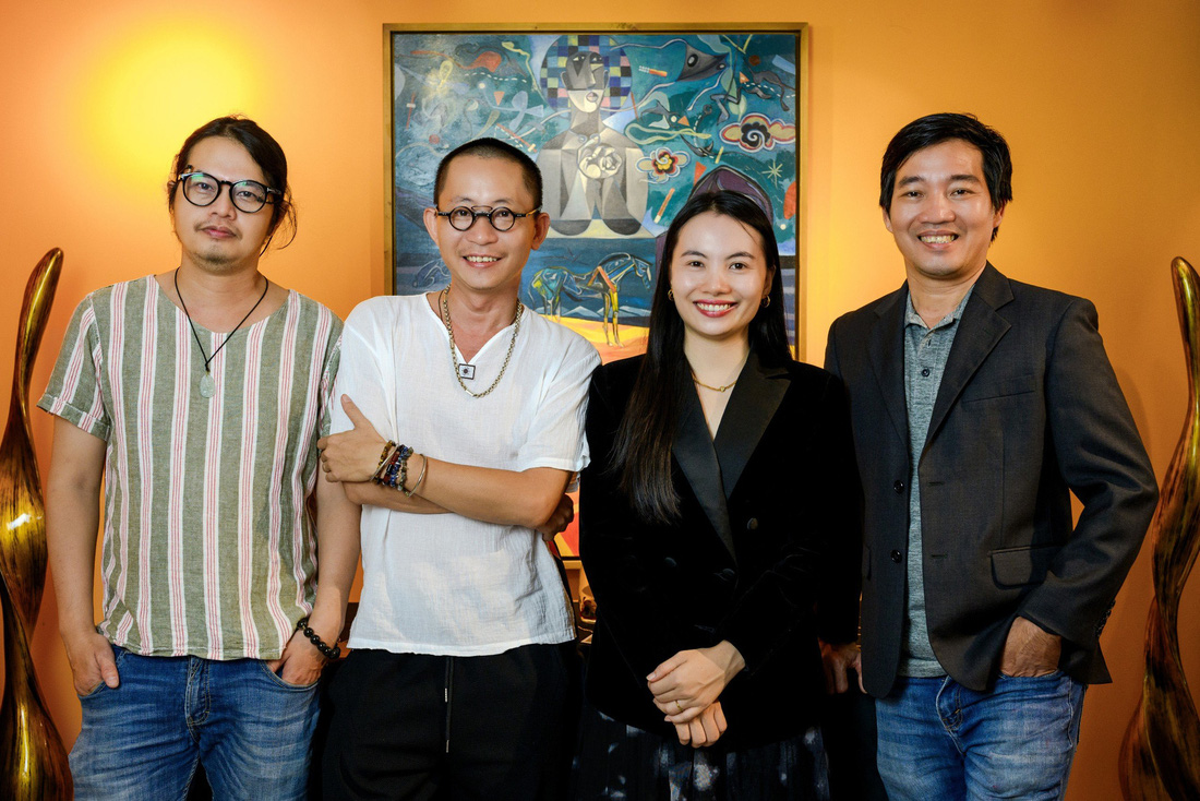 Họa sĩ Nguyễn Đức, Nguyễn Duy Nhựt (từ trái sang), và họa sĩ Nguyễn Thành Nhân (bìa phải) là bộ ba thân nhau từ thời sinh viên mỹ thuật đến 10 năm làm chung tại Bảo tàng Mỹ thuật TP.HCM.