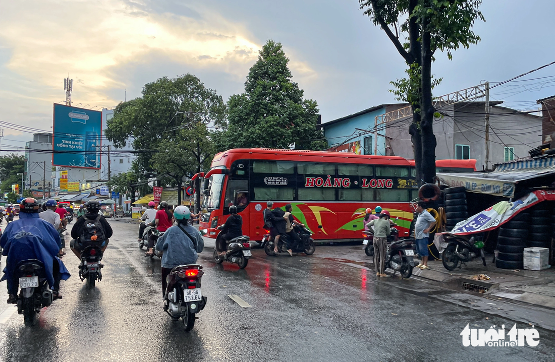 Xe cộ, hành khách lỉnh kỉnh đồ đạc ra vào bãi xe số 397 Đinh Bộ Lĩnh, đối diện bến xe Miền Đông (quận Bình Thạnh)