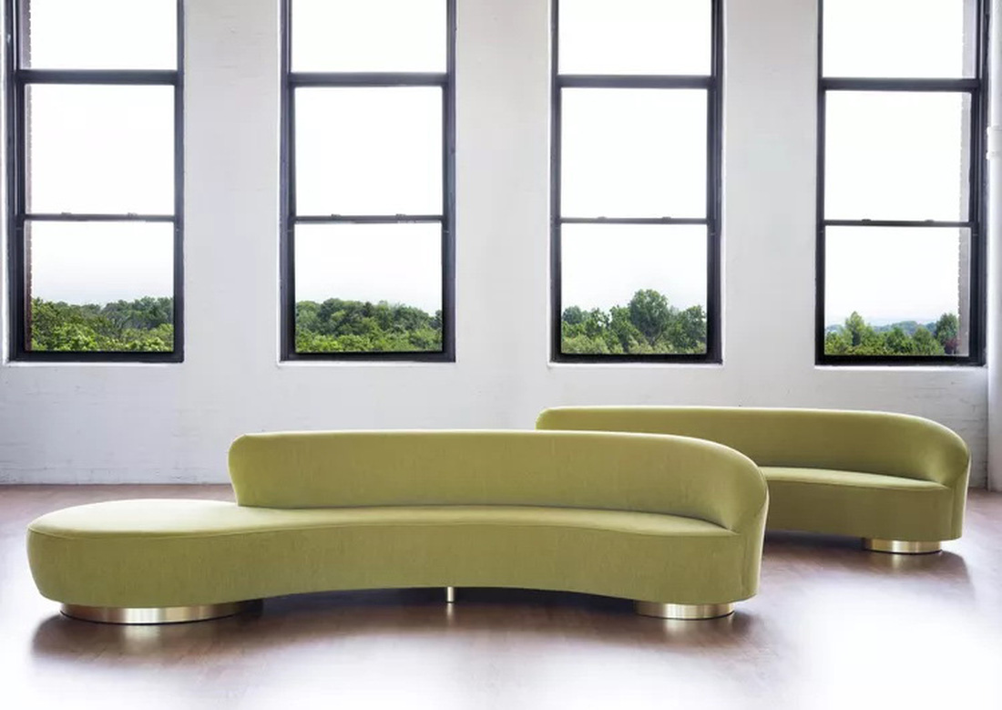 Không giống nhiều loại ghế sofa khác và không chỉ để ngồi thông thường, sofa Serpentine được đặt trên bánh xe để dễ dàng di chuyển hơn nhằm mang lại tầm nhìn tốt nhất trong phòng - Ảnh: BHG