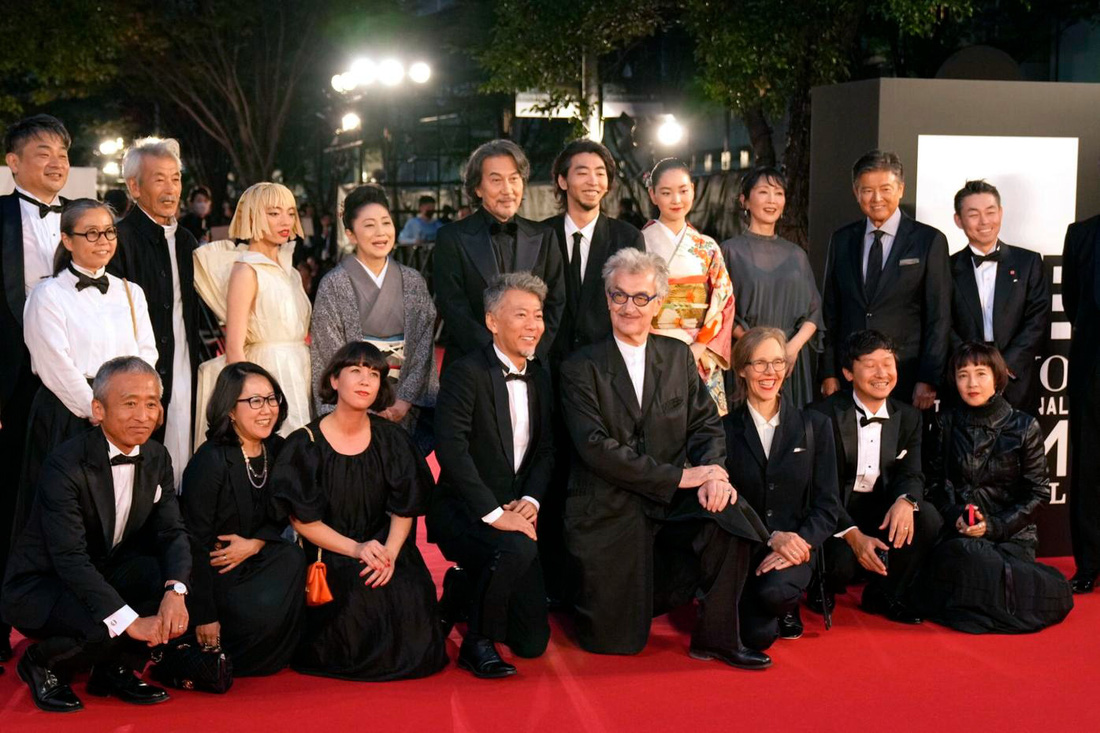 Đạo diễn Wim Wenders giới thiệu đoàn làm phim Perfect days trên thảm đỏ - Ảnh: AP