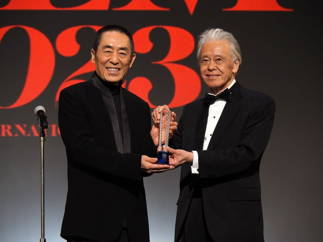 Đạo diễn Trương Nghệ Mưu (trái) nhận giải Thành tựu trọn đời từ chủ tịch Liên hoan phim Tokyo, ông Hiroyasu Ando - Ảnh: Oricon