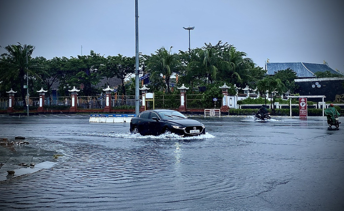 Khu vực cuối đường Phan Đăng Lưu, phía trước công viên Châu Á vừa gần sông, vừa không có khu dân cư xung quanh vẫn gặp tình cảnh ngập thường xuyên mỗi khi có mưa (lúc 16h30 ngày 24-10). Theo quan sát, các cửa thu nước đoạn đường này khá thưa - Ảnh: TRƯỜNG TRUNG