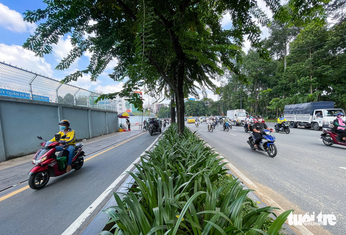 Khi thu hồi dải phân cách này, đường Trần Quốc Hoàn sẽ có thêm khoảng rộng 2,5m để xe cộ di chuyển