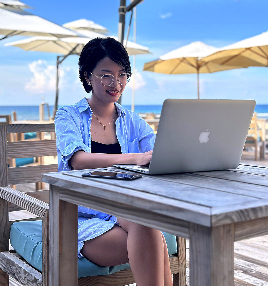 Adele Doãn vừa làm việc vừa trải nghiệm cuộc sống ở đảo Phú Quý - Ảnh: NVCC