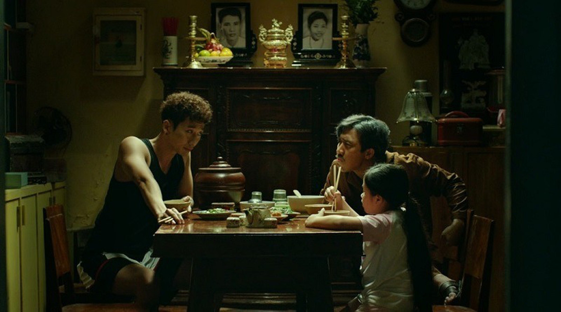 Quắn (Tuấn Trần) trong cảnh one-shot đấu khẩu với người cha Ba Sang (Trấn Thành) trong phim điện ảnh Bố già - Ảnh: ĐPCC