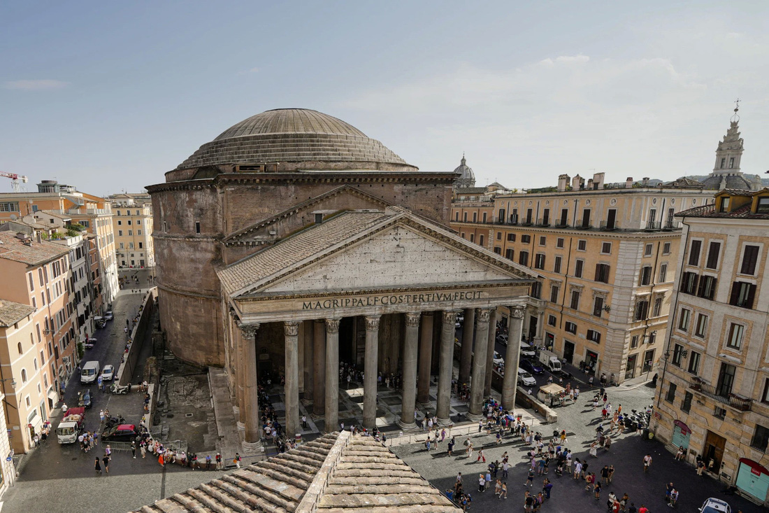 Không gian bên ngoài của điện Pantheon tại Rome - Ảnh: AP