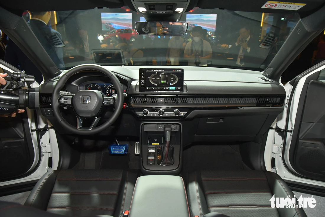 Nội thất Honda CR-V 2024 dễ dàng khêu gợi liên tưởng cho tới Civic, kể từ vô-lăng, screen 10,2 inch sau vô-lăng cho tới screen 9 inch trung tâm. Tại đời mới mẻ, CR-V đem HUD, liên kết Apple CarPlay ko chão, liên kết USB-C, tiếng động 12 loa Bose (trên bạn dạng hybrid RS), công dụng đề nổ kể từ xa cách và Honda Connect. Mẫu xe cộ này vẫn đang còn điều tiết tự động hóa 2 vùng, phanh đỗ năng lượng điện tử và hành lang cửa số trời toàn cảnh. Cốp xe cộ cởi năng lượng điện tương hỗ tay rảnh - Ảnh: LÊ HOÀNG