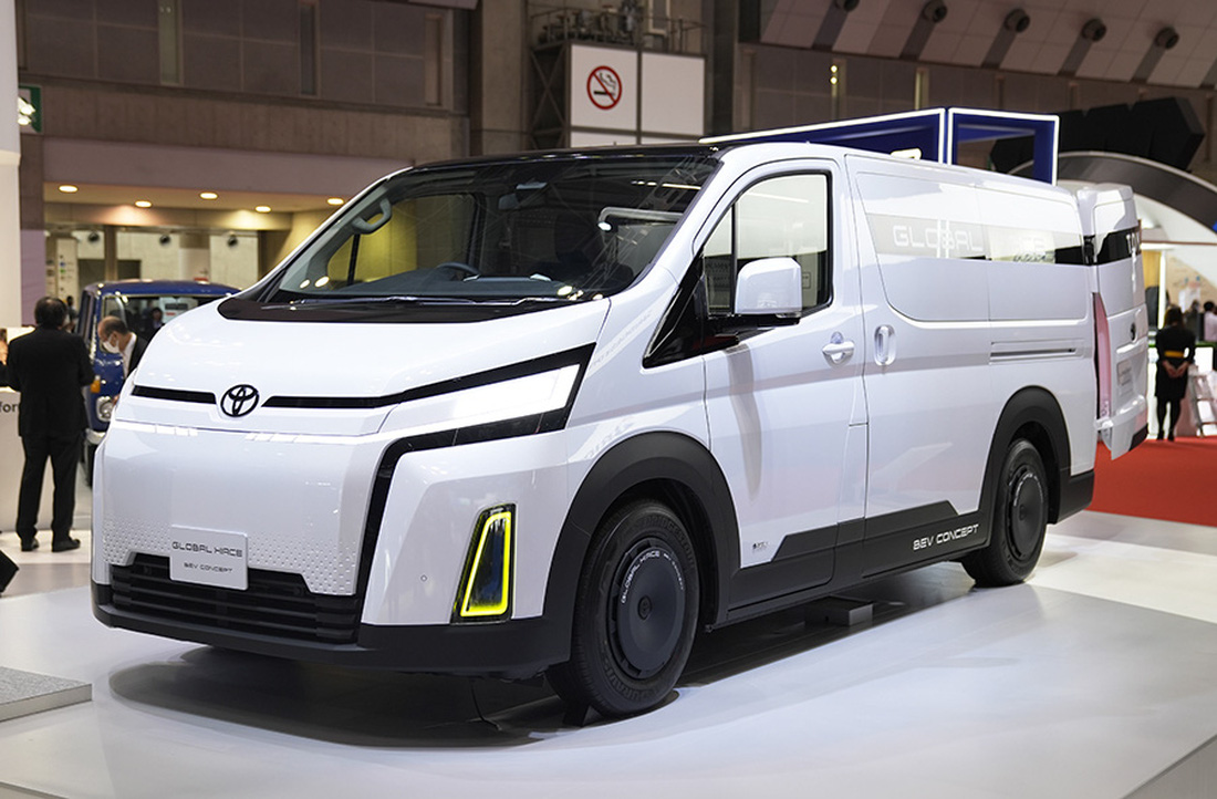 Một dòng MPV nổi danh khác của Toyota là Hiace thì được công bố bản concept thuần điện tại JMS 2023 - Ảnh: Headlightmag