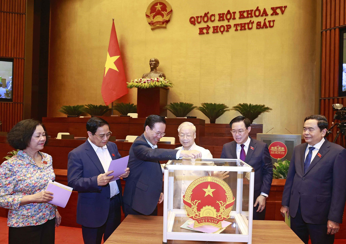 Tổng bí thư Nguyễn Phú Trọng và các lãnh đạo Đảng, Nhà nước bỏ phiếu kín lấy phiếu tín nhiệm ngày 25-10 - Ảnh: TTXVN