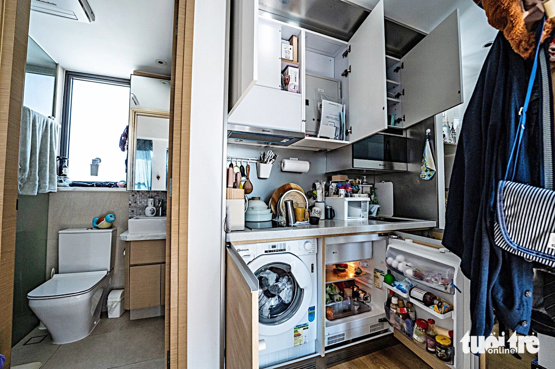 Nhà vệ sinh và bếp của căn hộ 20 mét vuông ở Hong Kong - Ảnh: Bloomberg