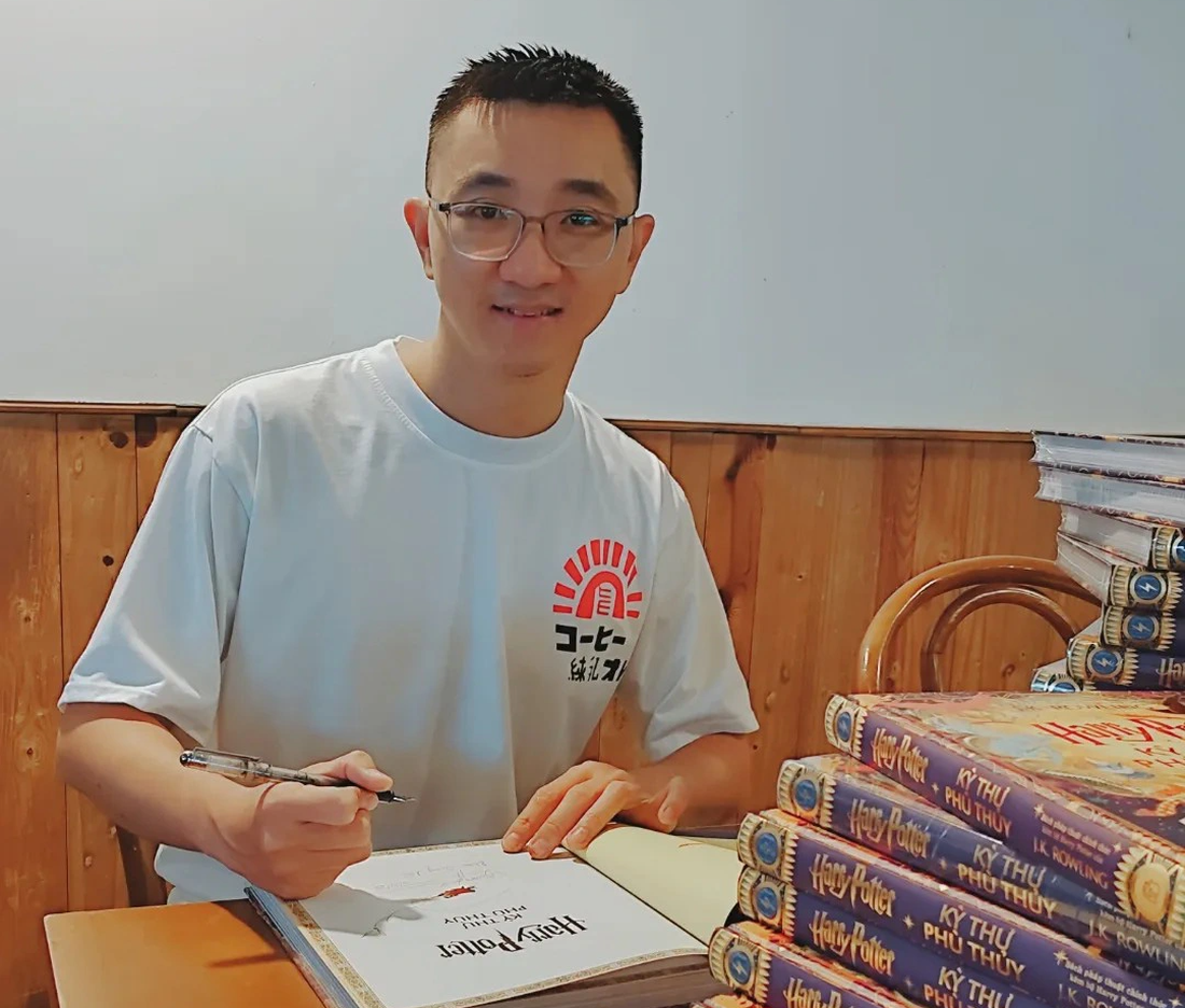 Họa sĩ Phạm Quang Phúc ký tặng truyện tranh Harry Potter - Ảnh: Facebook nhân vật